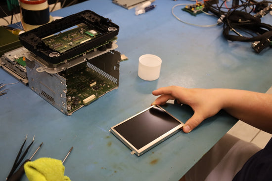 Fehlercode Touchscreen-Fehler bei Navigationsgeräten/ Radios: Touchscreen reagiert nicht, Falsche Touch-Eingaben, Geisterberührungen, Touchsensor defekt, Teilweise Touch-Ausfälle an den Rändern/ Ecken, Kalibrierungsprobleme - Diagnose und Reparatur